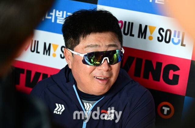 2025년 4월 25일 오후 서울 잠실구장에 진행된 '2025 신한 SOL뱅크 KBO 리그' 롯데 자이언츠와 두산 베어스의 경기. 롯데 김태형 감독이 취재진의 질문에 답하고 있다./마이데일리