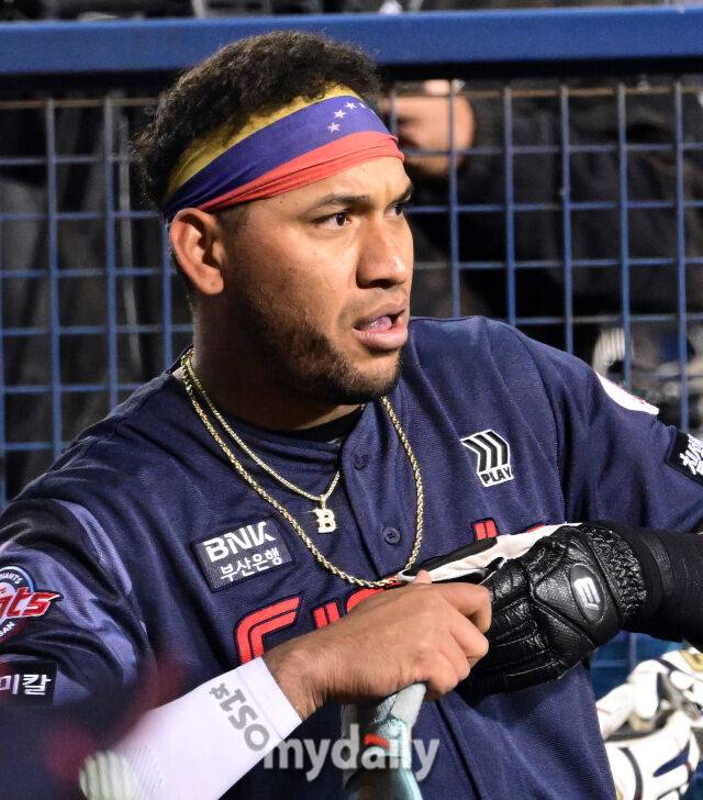 2025년 4월 25일 오후 서울 잠실구장에 진행된 '2025 신한 SOL뱅크 KBO 리그' 롯데 자이언츠와 두산 베어스의 경기. 롯데 3루 주자 레이예스가 7회초 무사 3루서 나승엽의 2점 홈런 때 홈을 밟고 생각에 잠겨있다./마이데일리