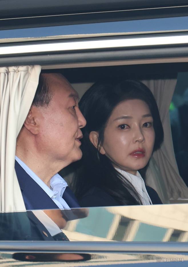 윤석열 전 대통령과 김건희 여사가 11일 오후 서울 용산구 한남동 대통령 관저에서 퇴거해 사저로 향하고 있다. 임세준 기자