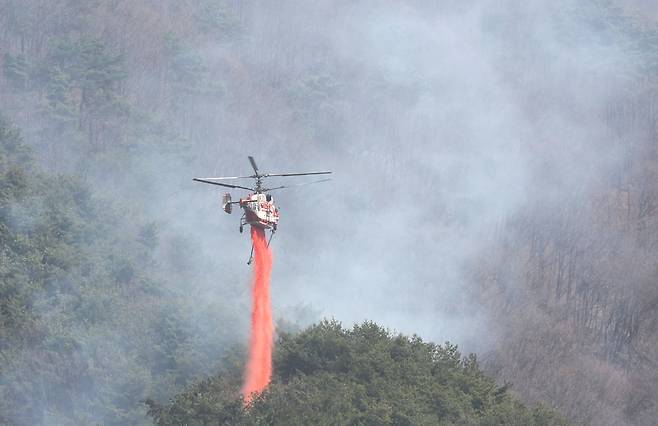25일 오전 경남 산청군 시천면에서 산림청 헬기가 산불 지연제를 살포하며 산불 확산 방지에 집중하고 있다. <연합뉴스>