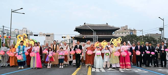 불기 2569년 부처님오신날을 앞둔 26일 오후 서울 종로 일대에서 조계종 총무원장 진우스님을 비롯한 불교계 인사들이 참여한 가운데 연등행렬이 진행되고 있다. 불교의 연등회는 통일신라시대부터 약 1200년 간 이어진 한국의 전통문화행사다. 오랜 역사성과 문화유산으로서의 가치를 인정받아 지난 2020년 유네스코(UNESCO) 인류무형문화유산으로 등재됐다. 이상섭 기자