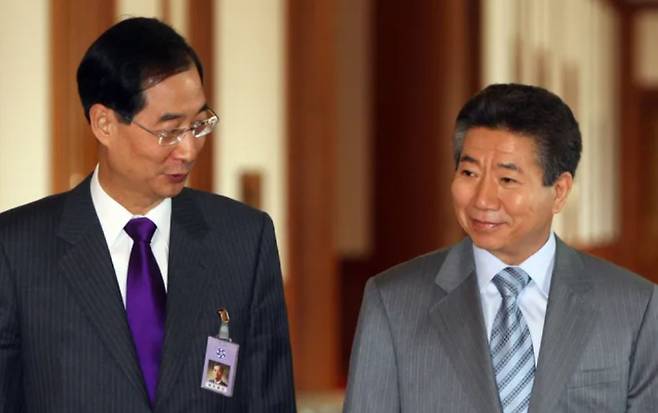 2007년 4월 당시 노무현 대통령이 한덕수 국무총리와 함께 국무회의에 입장하고 있다. 연합뉴스