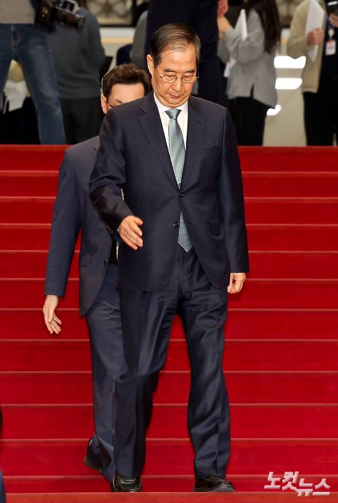 한덕수 대통령 권한대행 국무총리가 24일 오전 서울 여의도 국회에서 2025년도 제1회 추경예산안에 대한 정부 시정연설을 마치고 국회를 나서고 있다. 윤창원 기자