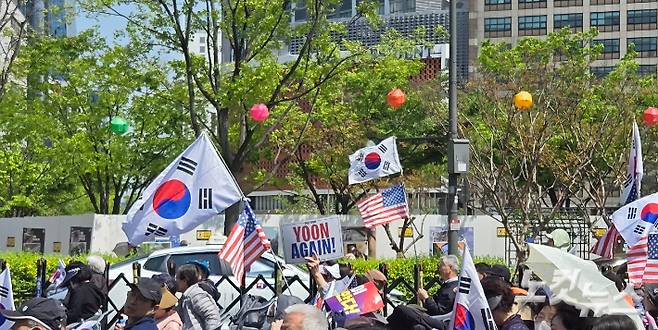 26일 오후 사랑제일교회 전광훈 씨가 이끄는 자유통일당이 서울 광화문 인근에서 집회를 열었다. 백담 기자