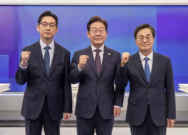 김경수(왼쪽부터), 이재명, 김동연 더불어민주당 대선 경선 후보가 25일 서울 중구 티비조선 스튜디오에서 열린 더불어민주당 제21대 대통령 선거 경선 후보자 TV 토론회에 앞서 기념촬영을 하고 있다. 국회사진취재단