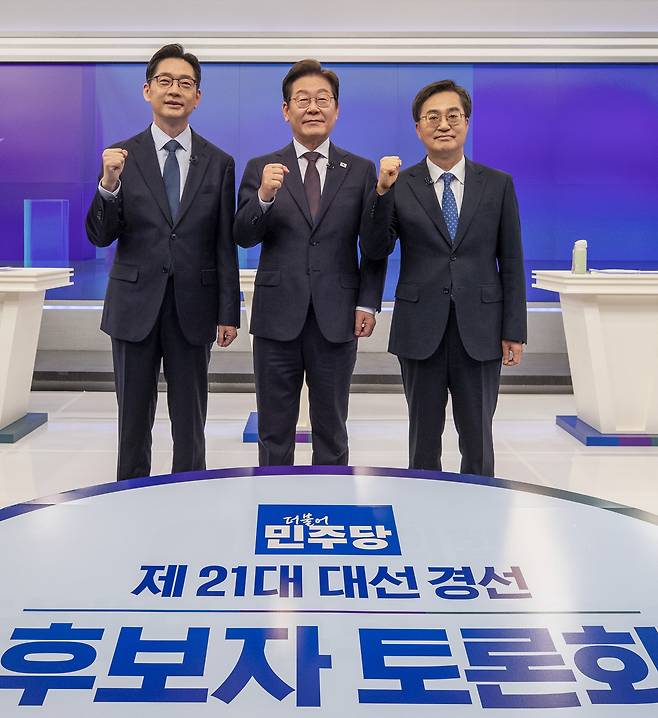 김경수, 이재명, 김동연(왼쪽부터) 더불어민주당 대선 경선 후보들이 지난 4월25일 TV조선 주관으로 열린 3차 TV 토론회 전 기념사진을 찍고 있다. 국회사진기자단, 뉴시스