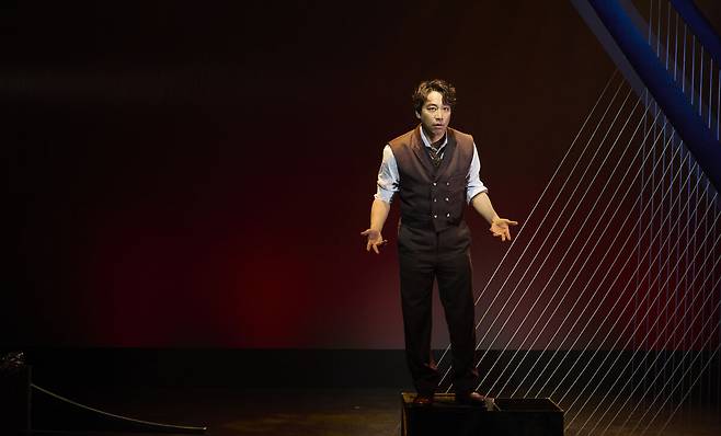 ‘노베첸토’ 무대에 선 배우 오만석이 배 위에서 살아간 천재 피아니스트의 삶을 1인극으로 풀어내고 있다. 공연 내내 11개 인물을 오가며 깊은 몰입을 선사한다. HJ컬쳐 제공