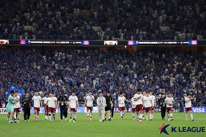 광주FC 선수들이 경기가 끝난 뒤 서포터즈에게 인사하러가고 있다. /사진=한국프로축구연맹 제공
