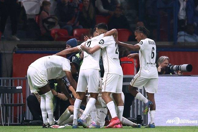 OGC니스 선수들이 26일 오전 3시 45분(한국시간) 프랑스 파리의 파르크 데 프린스에서 열린 2024~2025시즌 프랑스 리그1 31라운드 경기에서 PSG에 득점 후 세리머니하고 있다. /AFPBBNews=뉴스1