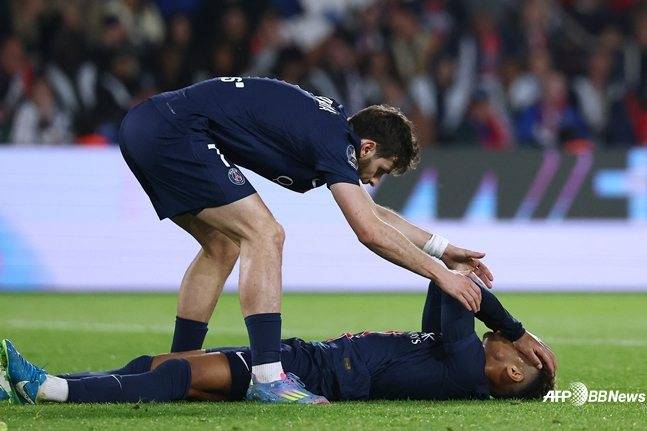 26일 오전 3시 45분(한국시간) 프랑스 파리의 파르크 데 프린스에서 열린 2024~2025시즌 프랑스 리그1 31라운드 경기 중 흐비차 크바라츠헬리아(왼쪽)와 데지레 두에. /AFPBBNews=뉴스1