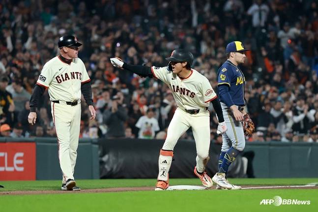 3루타를 치고 세리머니를 하고 있는 이정후. /AFPBBNews=뉴스1