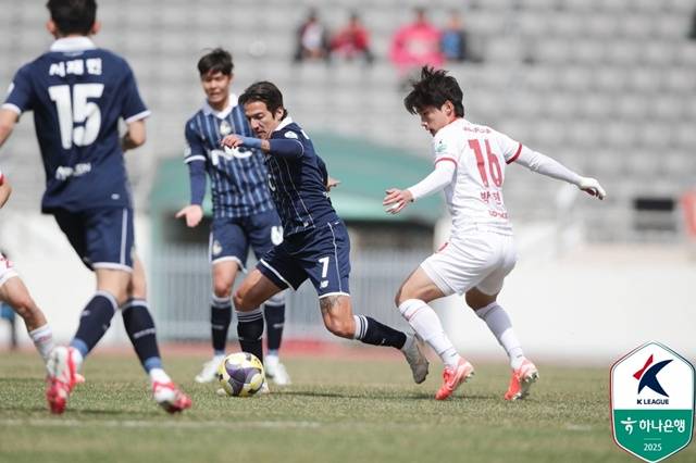 박현빈(오른쪽). /사진=한국프로축구연맹 제공