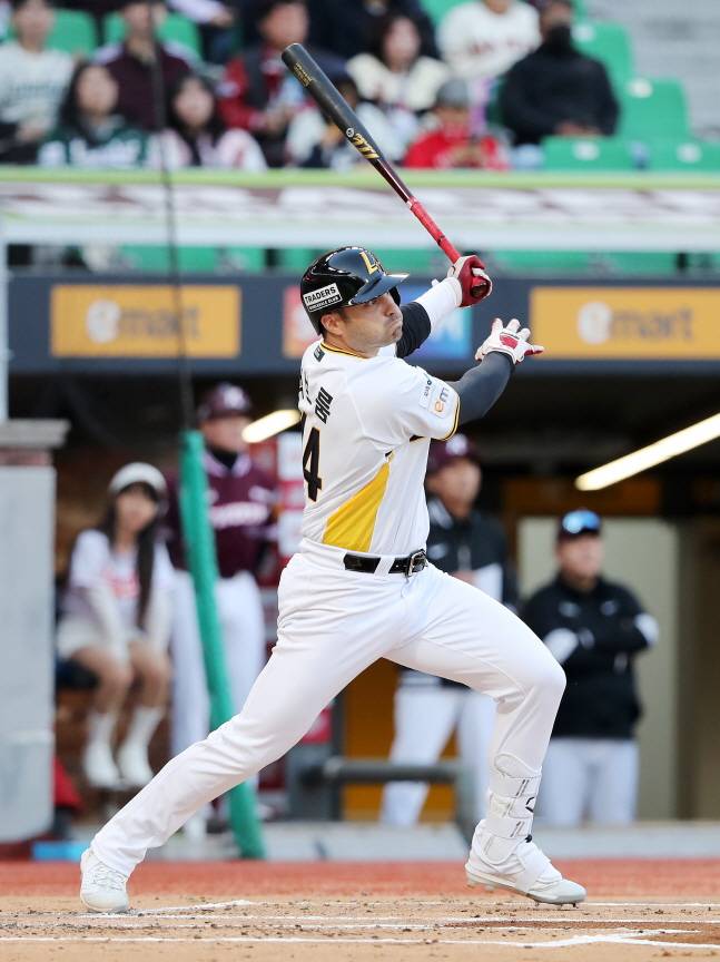 데뷔 타석에서 적시타를 날리는 맥브룸. /사진=SSG 랜더스 제공