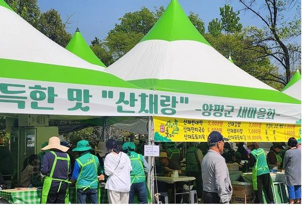 양평군새마을회 회원들이 운영하는 먹거리부스.