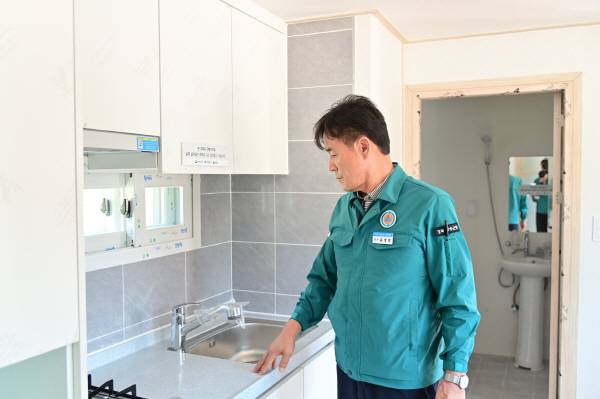 윤경희 군수가 임시조립주택 내부 각종 시설물들을 점검하고 있다.