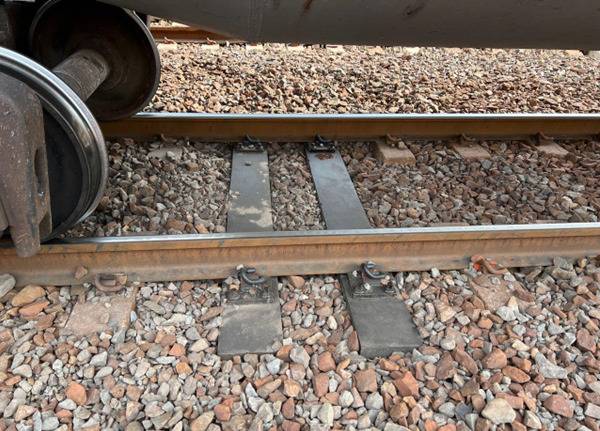 포항제철소 철도 현장에 적용된 슬래그·폐플라스틱 복합재로 만든 슬래스틱 침목. 포스코 제공