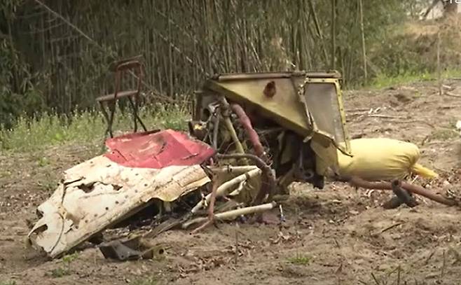 인근 야산에 떨어져 있는 공군 훈련용 전투기(KT1) 파편. (사진=YTN 보도 캡처)