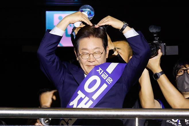 이재명 더불어민주당 대선 예비후보가 27일 경기 고양시 킨텍스에서 열린 수도권·강원·제주 합동연설회에 입장하고 있다.(사진=뉴스1)