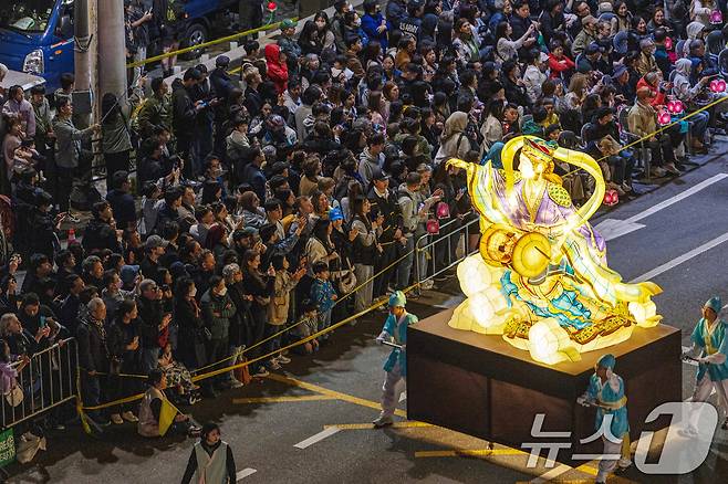 부처님 오신날을 일주일 여 앞둔 26일 서울 종로구 종로3가 일대에서 2025 연등행렬이 지나고 있다. 2025.4.26/뉴스1 ⓒ News1 이승배 기자