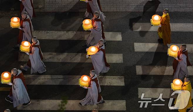 부처님 오신날을 일주일 여 앞둔 26일 서울 종로구 종로3가 일대에서 2025 연등행렬이 지나고 있다. 2025.4.26/뉴스1 ⓒ News1 이승배 기자