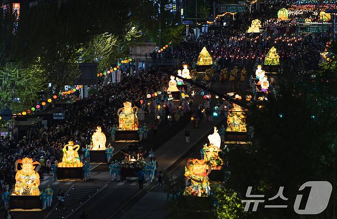 부처님 오신날을 일주일 여 앞둔 26일 서울 종로구 종로3가 일대에서 2025 연등행렬이 지나고 있다. 2025.4.26/뉴스1 ⓒ News1 이승배 기자