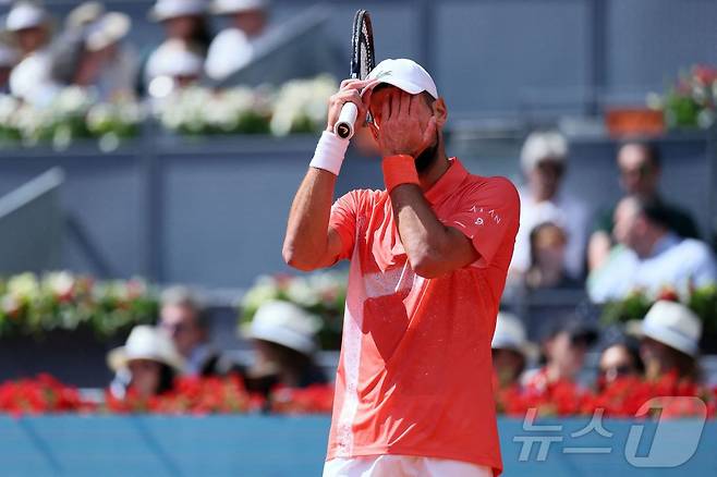 마드리드오픈 경기 도중 괴로워하는 조코비치. ⓒ AFP=뉴스1