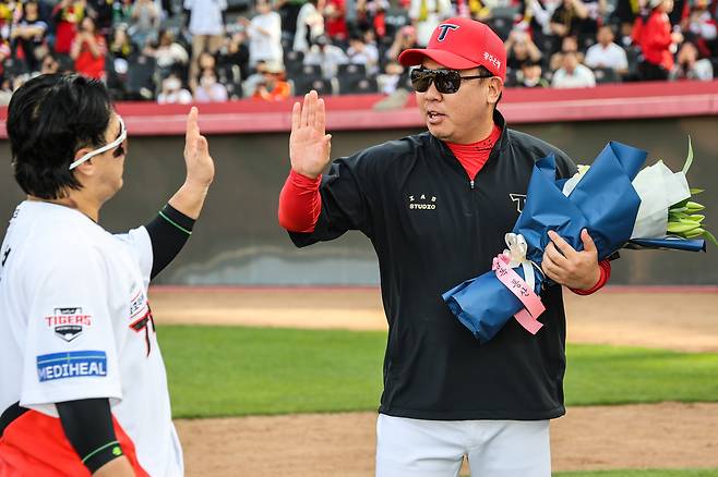 이범호 KIA 타이거즈 감독(오른쪽)이 개인 통산 100승을 달성했다. (KIA 타이거즈 제공)