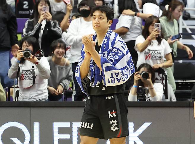 27일 경기도 수원KT소닉붐아레나에서 열린 프로농구 4강 플레이오프 3차전 수원 KT 소닉붐과 서울 SK 나이츠의 경기. 77-64로 승리한 KT 허훈이 박수를 치고 있다. 사진 | 연합뉴스