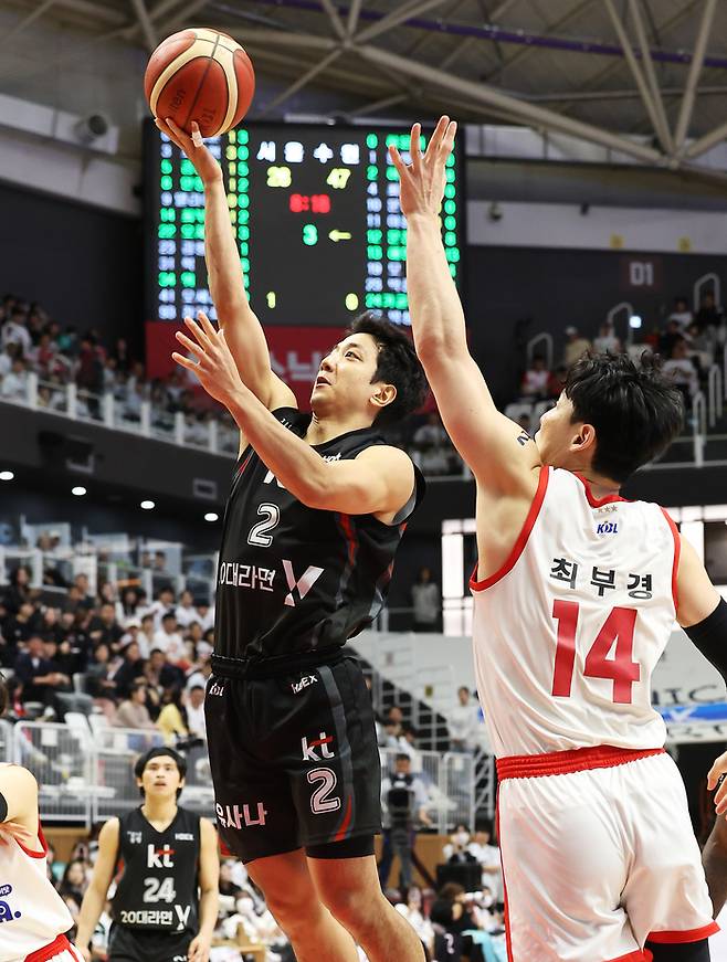 27일 경기도 수원KT소닉붐아레나에서 열린 프로농구 4강 플레이오프 3차전 수원 KT 소닉붐과 서울 SK 나이츠의 경기. KT 허훈이 슛하고 있다. 사진 | 연합뉴스