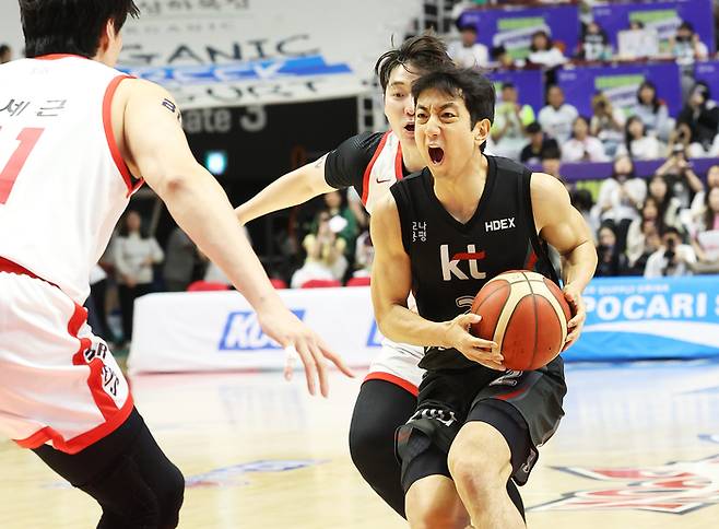 27일 경기도 수원KT소닉붐아레나에서 열린 프로농구 4강 플레이오프 3차전 수원 KT 소닉붐과 서울 SK 나이츠의 경기. KT 허훈이 돌파하고 있다. 사진 | 연합뉴스