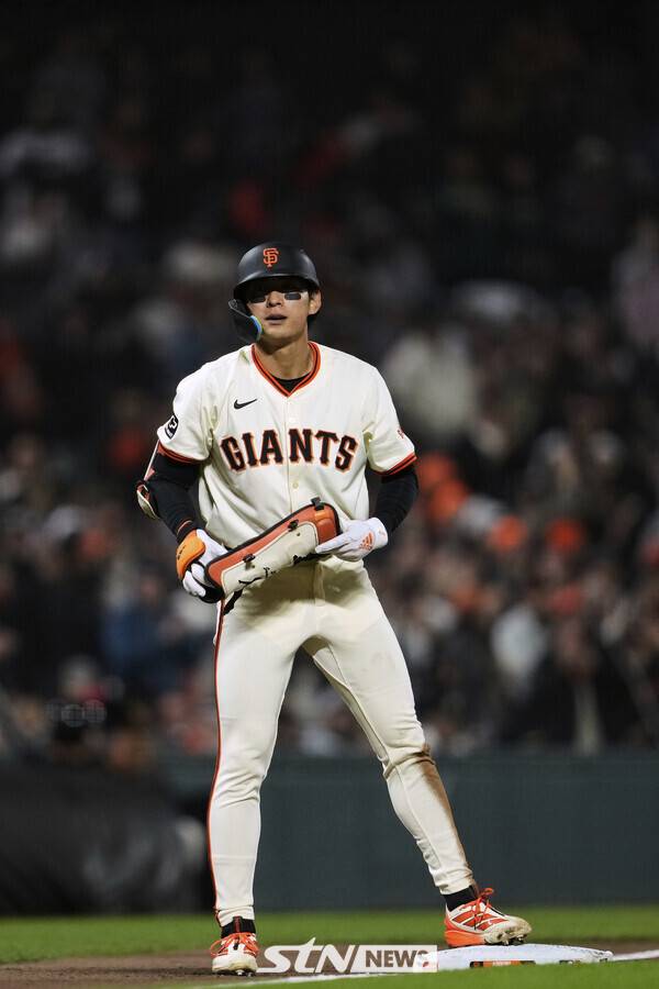 샌프란시스코 자이언츠의 이정후가 21일(현지 시간) 미 캘리포니아주 샌프란시스코의 오라클 파크에서 열린 2025 메이저리그 밀워키 브루어스와의 경기 7회 말 1타점 3루타를 친 후 3루에 안착해 있다. 이정후는 4타수 1안타 1타점을 기록했고 샌프란시스코는 5-2로 역전승을 거뒀다. 사진┃뉴시스/AP
