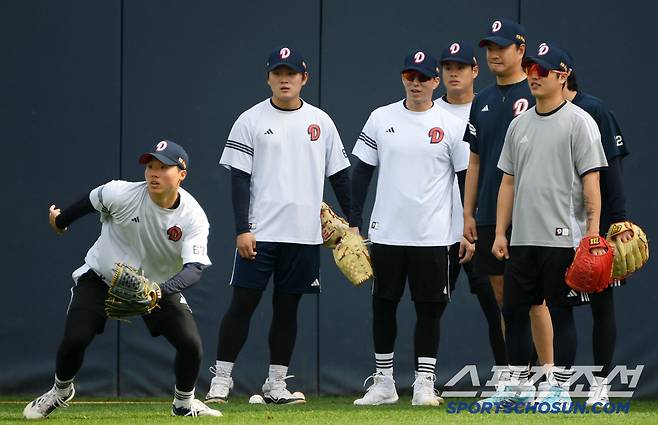 18일 잠실구장에서 열린 두산 베어스와 KIA 타이거즈의 경기. 두산 고효준이 후배들과 훈련을 하고 있다. 잠실=박재만 기자 pjm@sportschosun.com/2025.04.18/