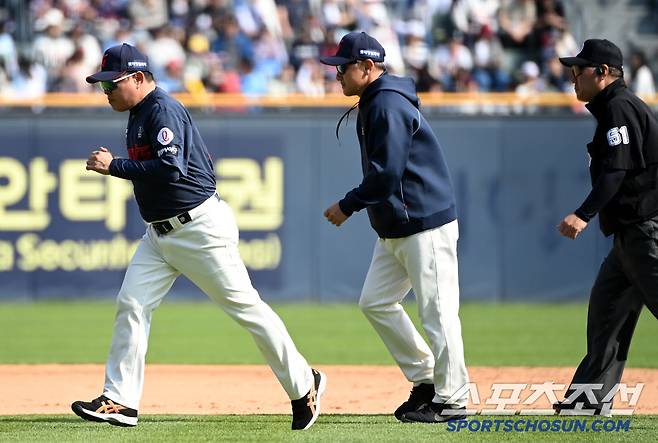 전민재의 상태 체크와 판정 확인을 마친 김태형 감독과 조원우 코치가 빠르게 더그아웃으로 복귀했다