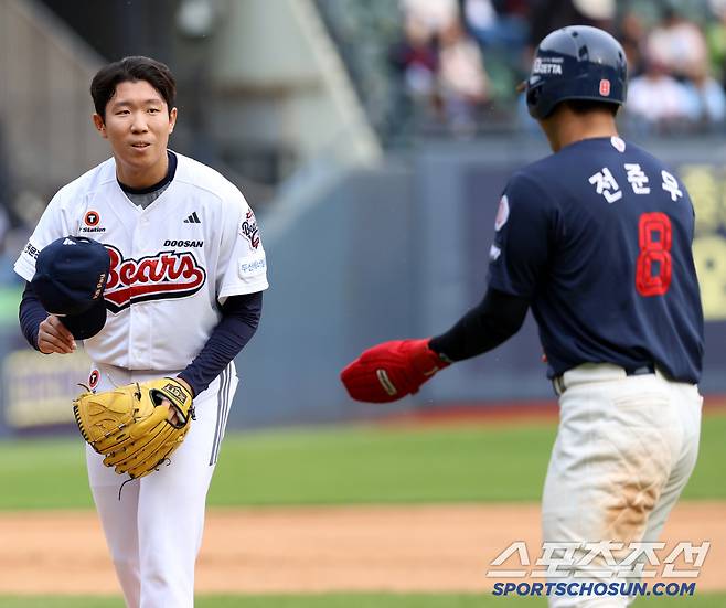 경기가 종료된 후 전준우에게 다가가는 김민규