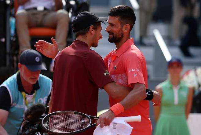 마드리드오픈 2회전에서 탈락한 조코비치가 아르날디를 격려하고 있다