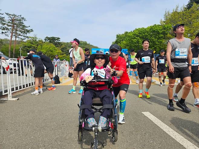 배종훈(59·빨간 옷)씨와 아들 배재국(29)씨. /강우석 기자