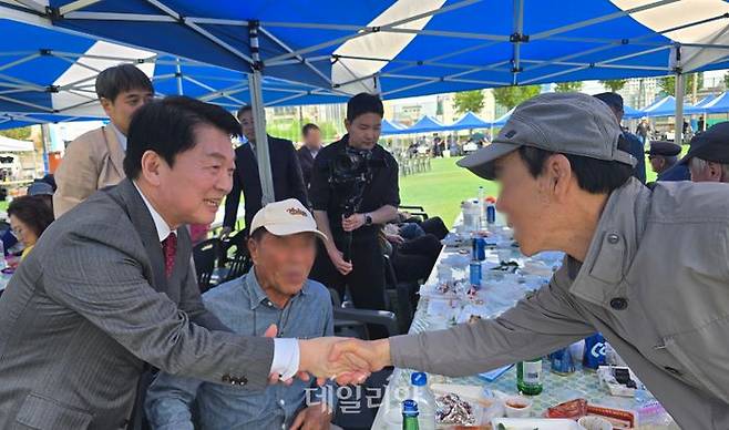 안철수 국민의힘 대선 경선 후보가 27일 오후 부산 동구 부산고에서 열린 '제24회 부고의 날' 행사에 참석해 선배들과 인사를 나누고 있다. ⓒ데일리안 고수정 기자