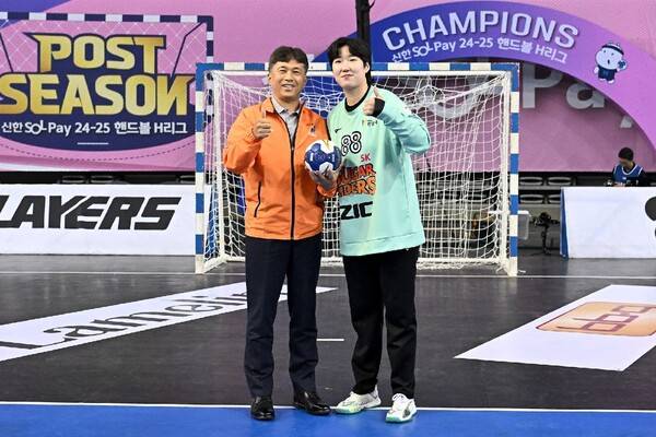 챔피언전 최우수선수에 선정된 에스케이의 골키퍼 박조은. 한국핸드볼연맹 제공