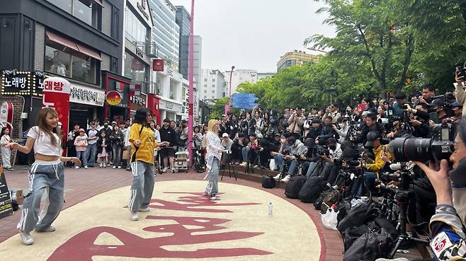 왼쪽부터 20대 혼성 전문댄스팀 '그루바이브(GROOVIBE)’의 유지언(E.on), 김민지, 류서희(Swervin‘)의 공연 모습.