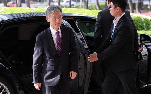 조희대(왼쪽) 대법원장이 24일 서울 서초구 대법원에 출근하며 차량에서 내리고 있다. 대법원 전원합의체는 이날 이재명 더불어민주당 대선 경선 후보의 공직선거법 위반 사건 상고심 심리를 위해 두 번째 회의를 열었다. 지난 22일 첫 합의기일 이후 이틀 만이었다. 뉴스1