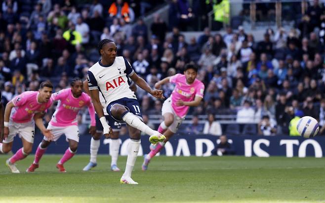 마티스 텔이 브레넌 존슨이 얻은 페널티킥을 처리하는 모습. 사진=로이터 연합뉴스