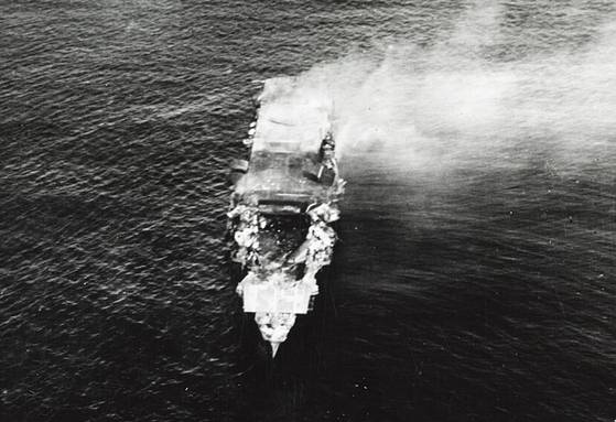 미드웨이 해전 당시 미군의 공격을 받고 불타는 침몰 직전의 일본 항모 히류. 이때 일본은 일거에 네 척의 항모를 상실하면서 이후 공세에 적극적으로 나오기 어려웠다. 미국이 전력을 보충할 때까지 천금 같은 시간을 벌었던 역사적인 대승이었다. 위키피디아