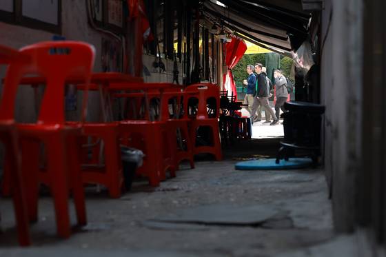 지난20일 서울 명동거리에서 영업을 준비 중인 식당. 연합뉴스