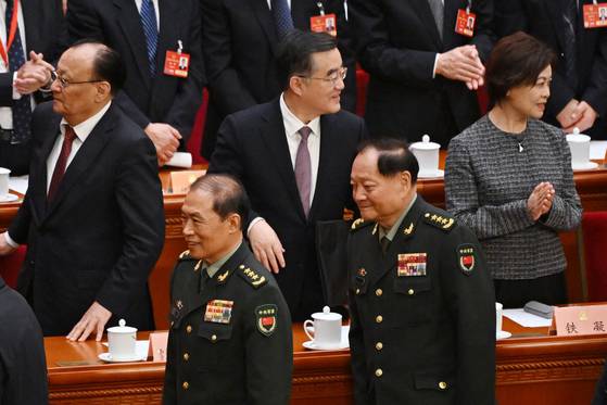 지난 3월 11일 허웨이둥(왼쪽) 중국 중앙군사위원회 부주석(차석)과 장유사(오른쪽) 중앙군사위 부주석(수석)이 인민대회당에서 열린 전국인민대표자대회 폐막식을 마치고 퇴장하고 있다. 허 부주석은 이날 행사 이후 공개석상에서 사라지면서 낙마설이 나오고 있다. AFP