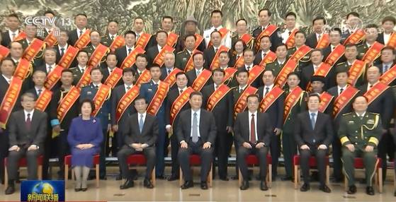 지난 2020년 10월 20일 중국 징시빈관에서 열린 전국 쌍옹모범도시명명 및 표창대회에서 시진핑 중국 국가주석이 참석자들과 기념사진을 찍고 있다. 지난 23일 5년만에 열린 쌍옹대회는 시 주석이 참석하는 표창 행사 없이 개최됐으며, 참석자 직급에 적지 않은 변화가 발생했다. CC-TV 캡처