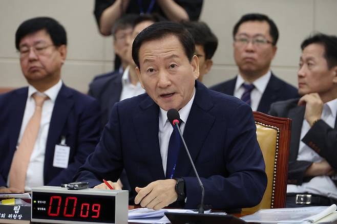 지난해 10월 국회 국정감사에서 발언하고 있는 류희림 방송통신심의위원장. 류 위원장은 자신의 동생이 방심위에 민원을 넣어 이해충돌 상황을 보고받았음에도 관련 보고가 없었다고 국회에서 여러 차례 위증한 혐의를 받는다. /연합뉴스