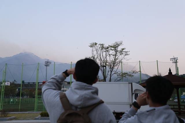 ▲ 지난 26일 오후 강원 인제군 기린면 기린실내체육관 앞에서 시민들이 산불 현장을 바라보고 있다. 연합뉴스