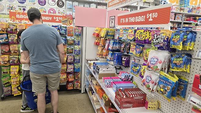 지난 25일 미국 미시건주에서 만난 댄 퍼레이노 씨가 아들과 함께 저가상품점 '빌로우 파이브(Below 5)'에서 물건을 고르고 있다. 그는 중국산 제품이 많은 이 매장의 물건값이 오르는 등 고통이 있을 것으로 예상하면서도 "현상유지보다 낫다"며 관세정책을 옹호했다.. /매컴=이상은 특파원