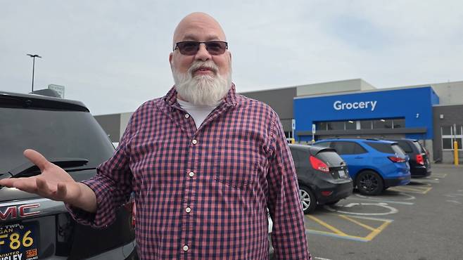 미국 미시건주에서 지난 25일 만난 데이비드 씨(61)는 정치 유튜브와 팟캐스트를 즐긴다고 했다. 민주당 지지자인 그는 관세정책을 격렬하게 비판하면서 물가가 이미 많이 오르고 있다고 강조했다. /매컴=이상은 특파원