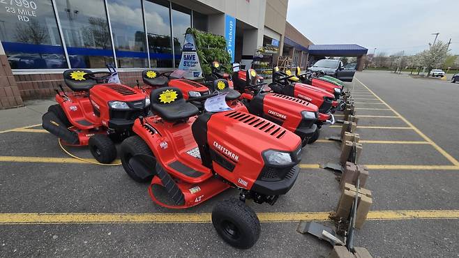 미국 미시건주 매컴카운티 로위스 매장 앞에 '메이드 인 USA'를 써붙인 농기계가 진열돼 있다. /매컴=이상은 특파원